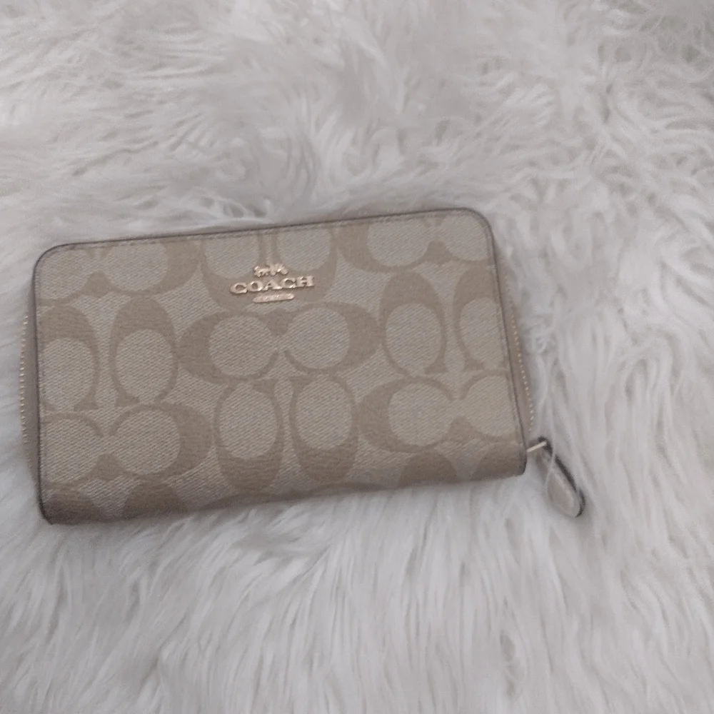 Coach Tan Wallet. - Picture 3 of 5